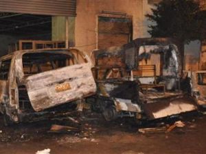 سيارات شرطة اضرم المحتجون النار فيها خارج مقر امن الدولة بالاسكندرية يوم الجمعة
