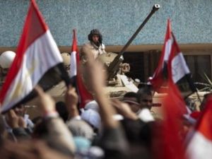 متظاهرون قرب التلفزيون المصري في القاهرة