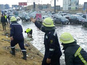 حدوث تجمعات مائية كبيرة على الطرق الرئيسية وبعض الأنفاق داخل القاهرة
