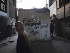 شعار يصف الرئيس المصري بالعميل/أ.ف.ب