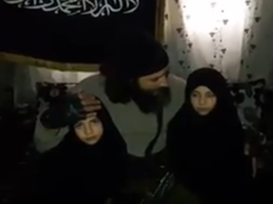 رجل يتحدث مع طفلتيه عن العملية التي ينوي إرسالهما لتنفيذها