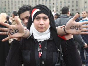  نائب الرئيس المصري يبحث عن مخرج كريم لمبارك من الأزمة