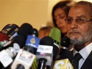 محمد بديع المرشد العام لجماعة الاخوان المسلمين في مؤتمر صحفي في القاهرة