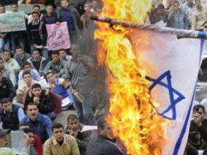 محتجون مصريون يحرقون العلم الإسرائيلي مقابل سفارة الدولة العبرية