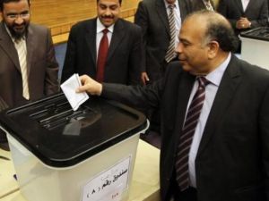 رئيس مجلس الشعب المصري سعد الكتاتني يدلي بصوته في جلسة اختيار لجنة وضع الدستور الجديد