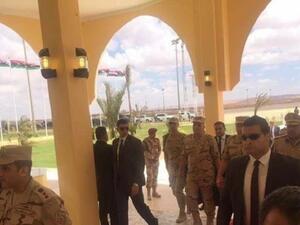 رئيس أركان الجيش المصري الفريق محمود حجازي يصل إلى مطار بنينا في مدينة بنغازي