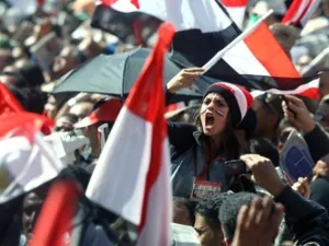 البلطجية يحاولون إغتصاب فتاة في ميدان التحرير
