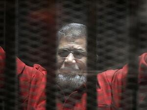 محمد مرسي يرتدي زي الإعدام الأحمر، لأول مرة