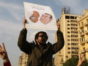 يطلق المتظاهرون شتائم وهتافات قاسية ضد الرئيس المصري