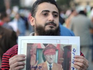 متظاهر يشبه مبارك بهتلر /ارشيف