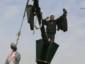 متظاهرون يشنقون مجسما لمبارك 