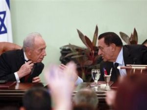 مبارك وبيريز خلال لقاء سابق/ارشيف