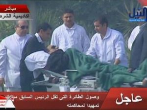 مبارك يحاكم بتهمة الاشتراك في قتل متظاهرين خلال الانتفاضة واستغلال النفوذ