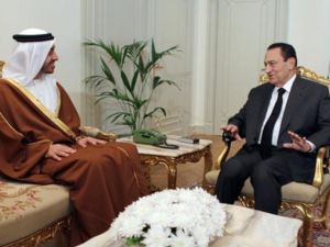 مبارك خلال استقباله وزير خارجية الإمارات /أ.ف.ب 