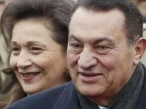 ارشيف: مبارك وخلفه زوجته سوزان