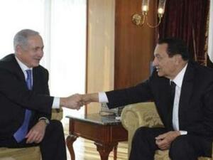 lمبارك (يمين) يصافح نتانياهو خلال لقائهما في شرم الشيخ الخميس