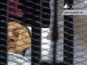 الرئيس المصري السابق حسني مبارك في قفص الإتهام