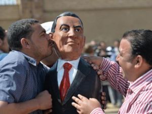 انصار مبارك خارج المحكمة يقبلون مجسما لشخصه/أ.ف.ب