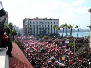 متظاهرون في كورنيش الاسكندرية/الجمعة 11/2/2011/أ.ف.ب