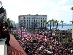 متظاهرون في كورنيش الاسكندرية/الجمعة 11/2/2011/أ.ف.ب