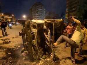 سيارة للامن محترقة في اعقاب تظاهرة عنيفة في القاهرة/أ.ف.ب