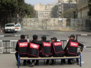 افراد من الشرطة خارج مقر مجلس الشورى في القاهرة/أ.ف.ب