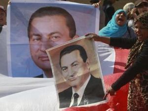 مؤيدون للرئيس المصري السابق حسني مبارك أمام اكاديمية الشرطة بالقاهرة حيث تجري محاكمة مبارك
