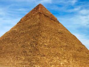 احتواء الكتابات والرسومات الفرعونية على رسومات تشبه الطائرات المروحية وأدوات عسكرية