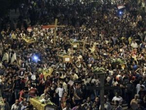 آلاف المصريين يشيعون القتلى الأقباط في أحداث ماسبيرو