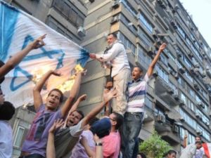 متظاهرون مصريون يحرقون العلم الإسرائيلي أمام مبنى السفارة الإسرائيلية في القاهرة