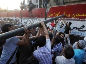 شباب الثورة المصرية يهدمون السور المحيط بالسفارة الإسرائيلية في القاهرة