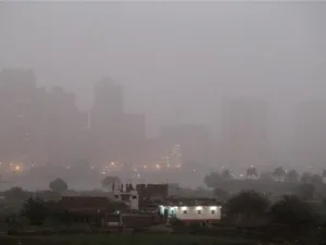 القاهرة تحت عاصفة التراب/أ.ف.ب