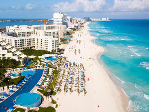 Beach in Cancun, Mexico (Shutterstock)