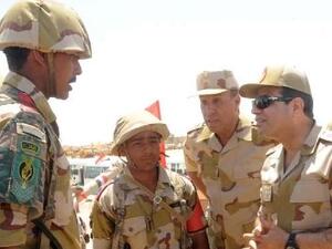 الرئيس عبد الفتاح السيسي يتفقد عناصر القوات المسلحة في سيناء