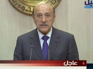 صورة من تلفزيون النيل الحكومي لنائب الرئيس عمر سليمان يلقي كلمته ليل الخميس
