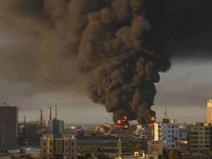 دخان يتصاعد من إنفجار سابق في مدينة السويس/ أرشيفية