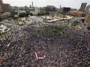 مصريون في ميدان التحرير يوم 13 مايو ايار 2011.