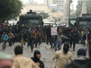 فض اعتصام المتظاهرين بالقوة ما أدى لإصابة العشرات