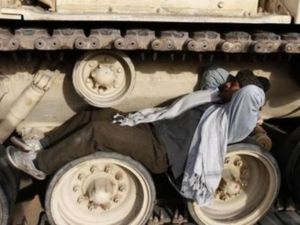 متظاهر في ميدان التحرير يستلقي على عجلات دبابة
