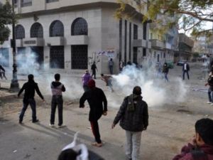 شباب الثورة يهاجمون قوات الامن قرب وزارة الداخلية 