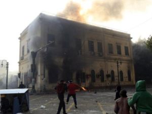 مباني محترقة وسط القاهرة إثر المواجهات مع المتظاهرين 