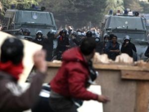 مواجهات عنيفة بين شبان ميدان التحرير وقوات الأمن المركزي المصرية