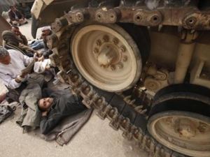 احد المعتصمين في ميدان التحرير يفترش الأرض إمام دبابات الجيش /ارشيف 