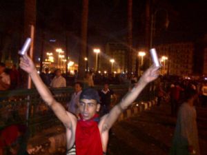 متظاهر في التحرير يرفع قنابل غز مسيلة للدموع/صورة عن الانترنت