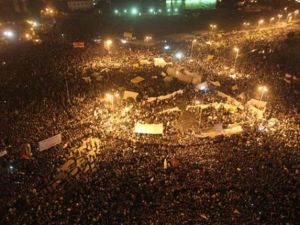 حشود في ميدان التحرير ضد الاعلان الدستوري للرئيس المصري/أ.ف.ب