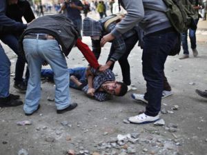اسعاف احد المتظاهرين بعد اصابته