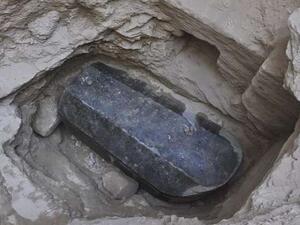 التابوت القديم لم يُمس منذ دفنه خلال العصر البلطمي، الذي استمر 300 عام تقريبا