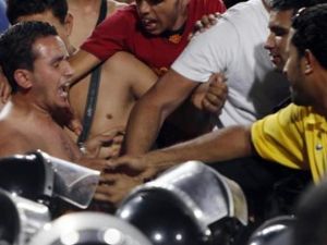 جماهير الترجي التونسي تشتبك مع قوات الشرطة في القاهرة