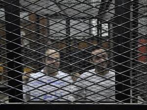 احمد دومة (يمين) وماهر (يسار) خلال المحاكمة/عن الانترنت