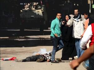 Egyptians react next to a man who has been shot during clashes between protesters and police in Cairo on November 28, 2014. (AFP/Khaled Desouki)